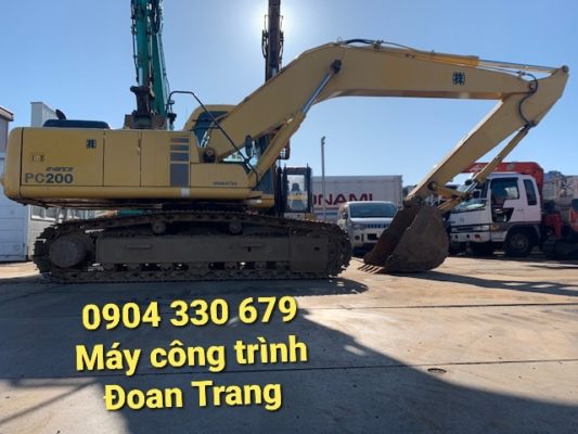 Máy xúc đào nhãn hiệu Komatsu PC200-6 được sơn màu vàng nổi bật, được công ty Đoan Trang chúng tôi nhập khẩu từ Nhật Bản.