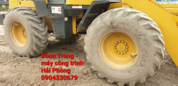 Chiếc máy xúc lât bánh lốp nhãn hiệu Komatsu WA100-3 hiện đang có sẵn tại bãi công ty Đoan Trang.