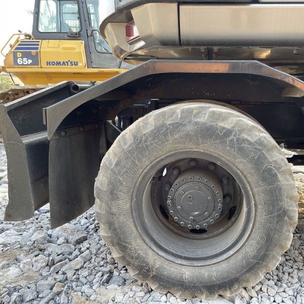 Hình ảnh lốp của máy xúc đào Kobelco SK100W tại bãi Đoan Trang Hải Phòng mới nhất